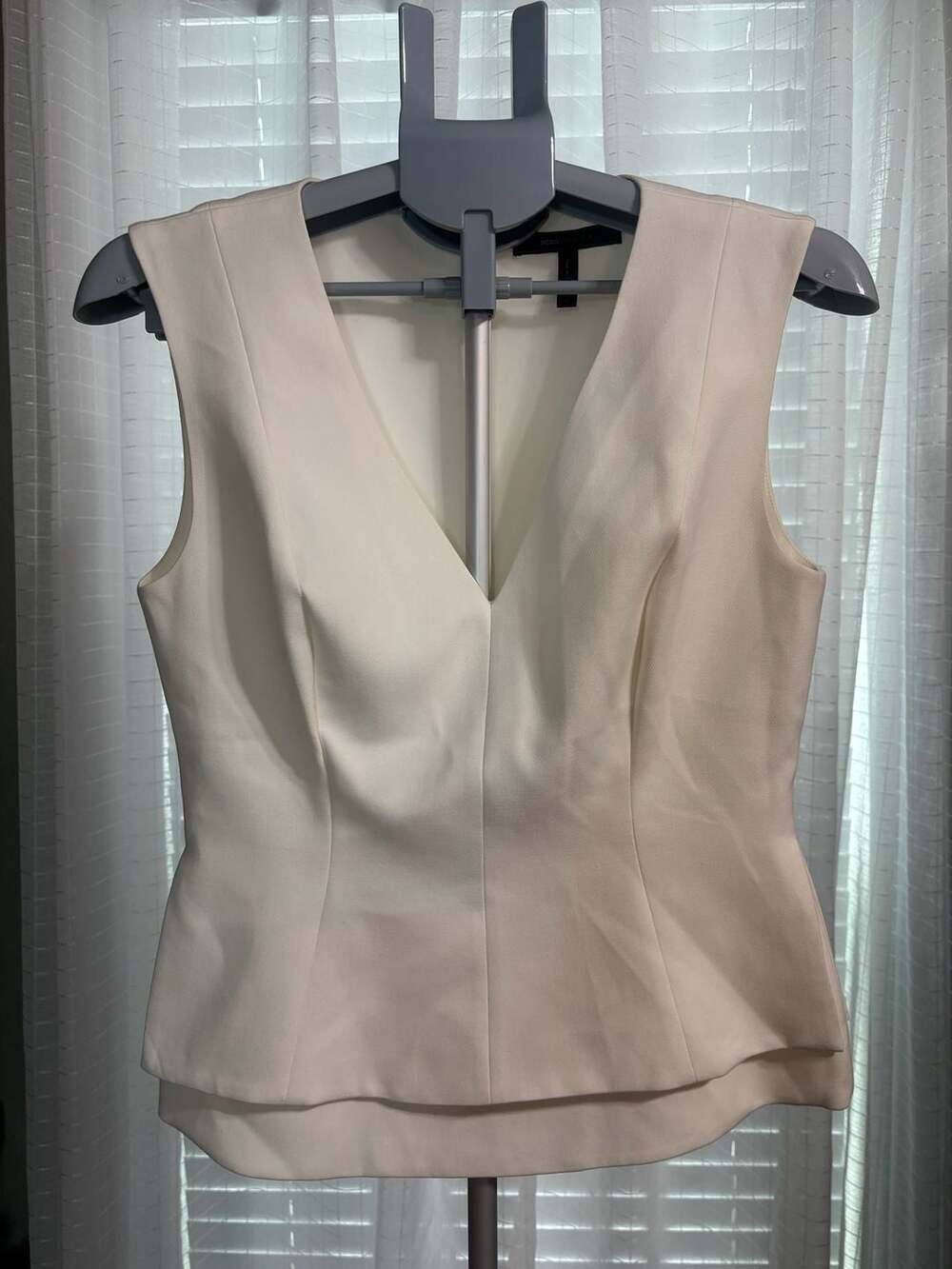 BCBGMAXAZRIA Sleeveless Peplum Top White Size M